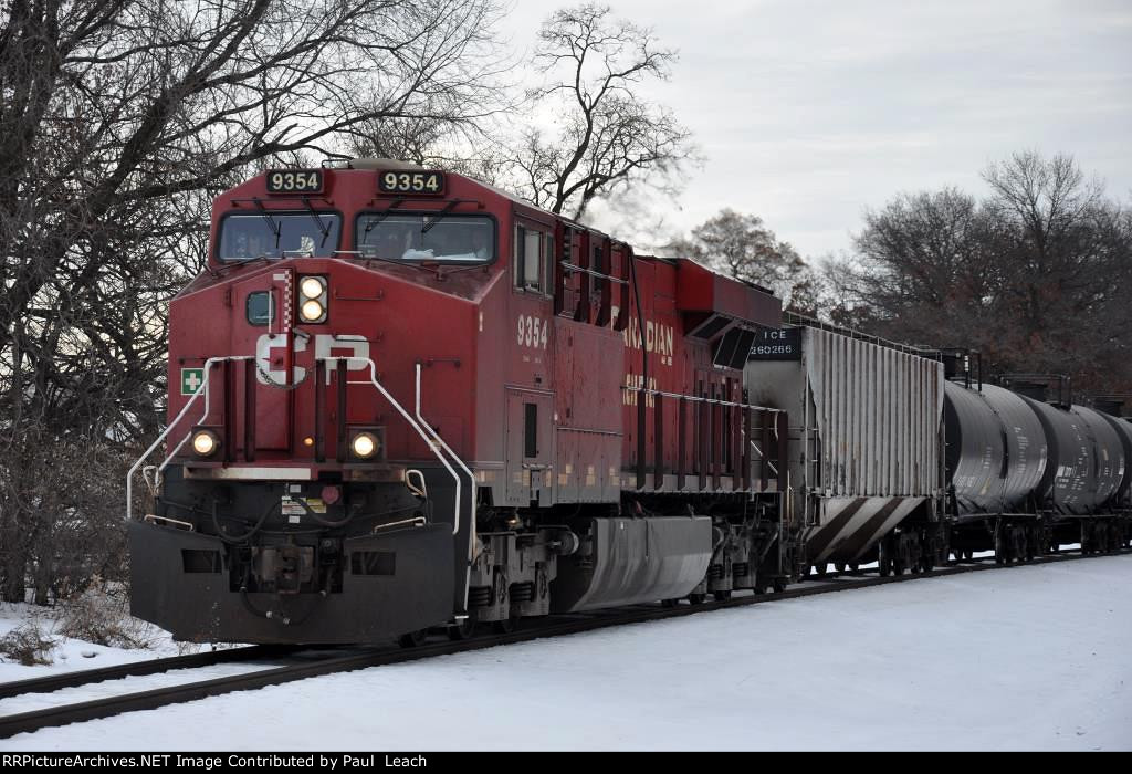 Crude empties roll west near Cardigan Junction